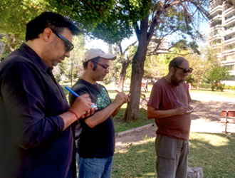 Señores participando en construir barrio