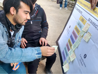 Joven participando en construir bArrio