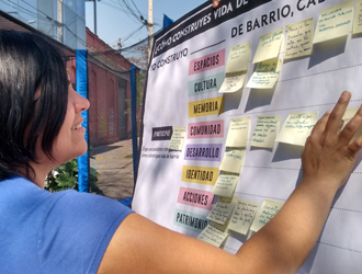 Joven participando en construir bArrio